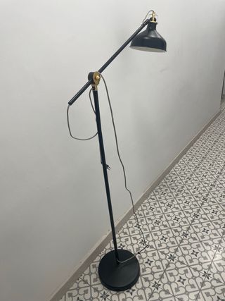 Lámpara de pie negra y dorada