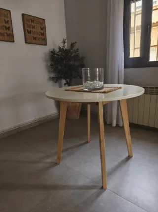 Mesa redonda de madera blanca