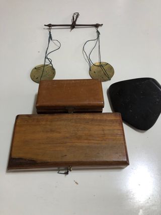 Balanza de precisión antigua completa