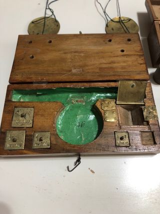 Balanza de precisión antigua completa