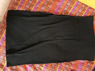 Falda tubo negra con raja