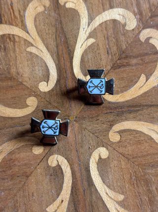 Lote 9 objetos religiosos metálicos