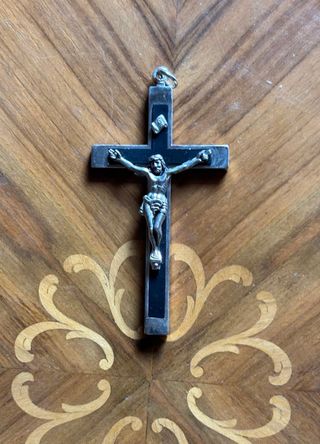 Lote 9 objetos religiosos metálicos