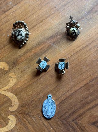 Lote 9 objetos religiosos metálicos