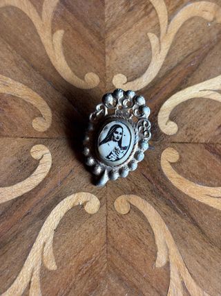 Lote 9 objetos religiosos metálicos