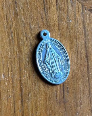 Lote 9 objetos religiosos metálicos