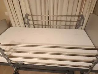 Cama articulada hospitalaria