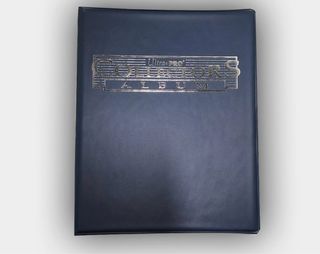 Álbum con cartas Magic dentro