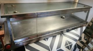 Vitrina expositora de cristal y metal