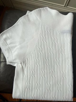 Camiseta blanca de manga corta con textura