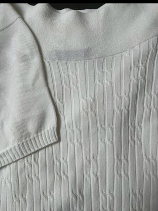 Camiseta blanca de manga corta con textura