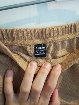 Traje de verano beige drapeado