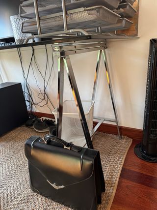 Mesa de cristal con patas metálicas