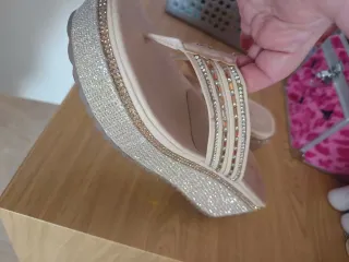 Sandalias beige y doradas talla 38-39 (No marca