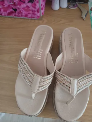Sandalias beige y doradas talla 38-39 (No marca