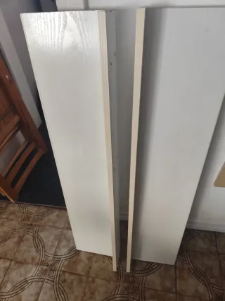 Estanterías de madera blancas