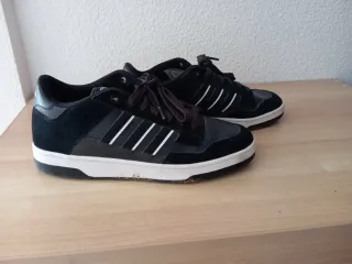 Zapatillas Adidas Negras y Blancas
