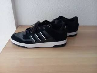 Zapatillas Adidas Negras y Blancas