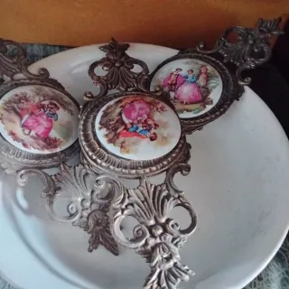 3 adornos vintage con escenas románticas