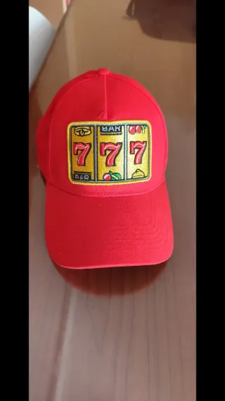 Gorra roja con diseño de tragaperras 777