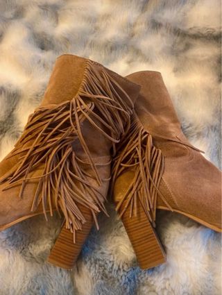 Botines de piel con flecos.