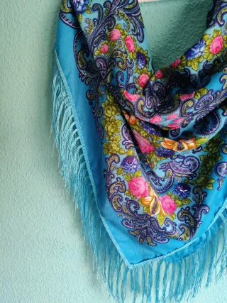 Manton azul con flecos y estampado floral