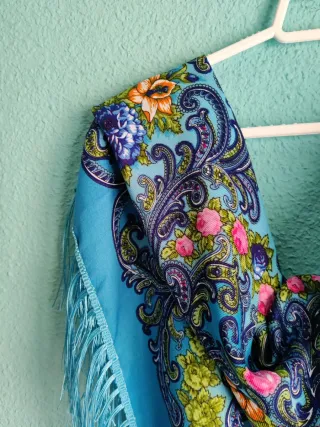 Manton azul con flecos y estampado floral