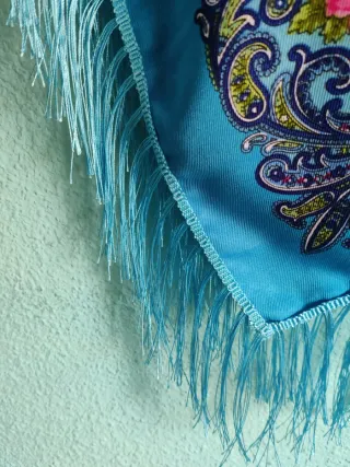 Manton azul con flecos y estampado floral