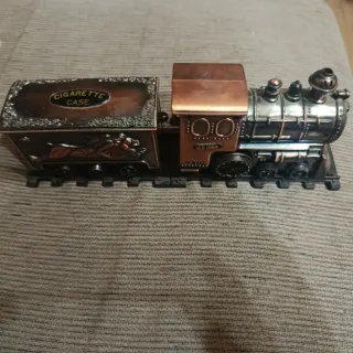 Tren antiguo con caja de cigarrillos