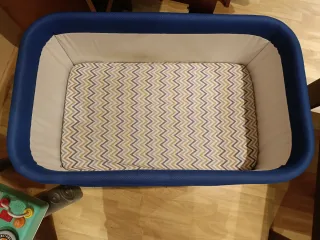 Cuna de bebé azul con ruedas