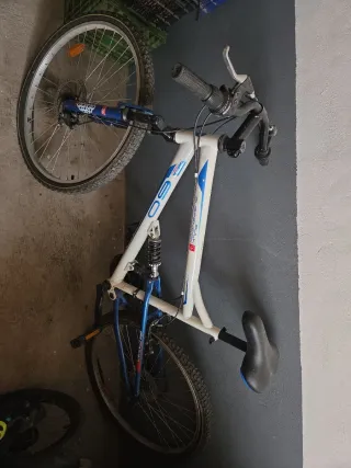 Bicicleta de montaña blanca y azul