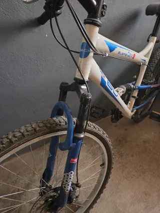 Bicicleta de montaña blanca y azul