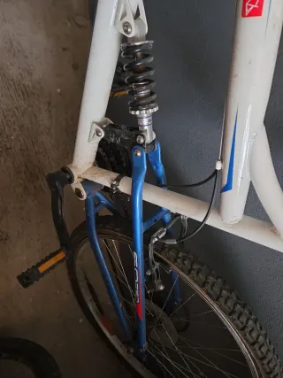 Bicicleta de montaña blanca y azul