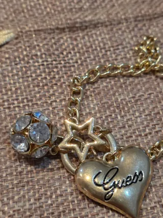 Pulsera Guess con charms dorados