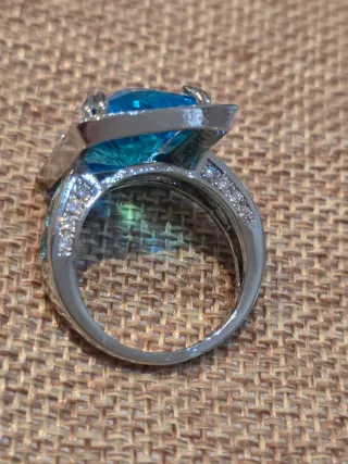 Anillo cóctel topacio azul grande