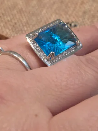 Anillo cóctel topacio azul grande