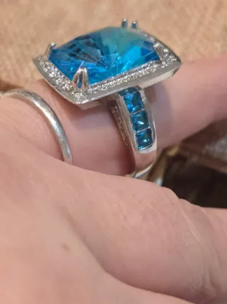 Anillo cóctel topacio azul grande