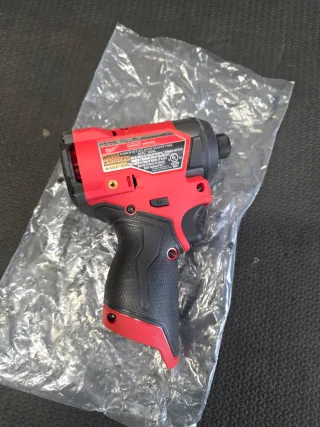 Avvitatore a impulsi Milwaukee M12 FUEL