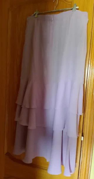 Vestido de madrina  y fiesta lila con volantes.
