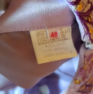 Vestido de madrina  y fiesta lila con volantes.