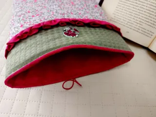 Funda de libro con bolsillo exterior