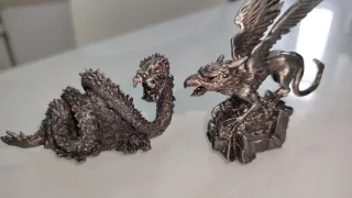 Figuras metálicas dragones y criaturas misteriosas