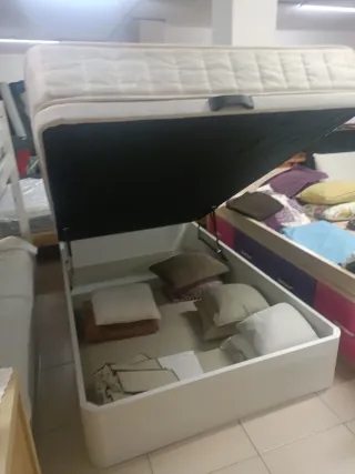 Mesa de comedor blanca y silla de oficina