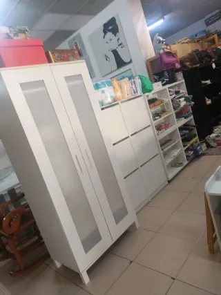 Mesa de comedor blanca y silla de oficina