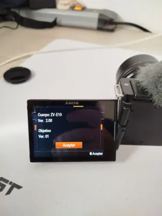 Cámara Sony Alpha ZV-E10 con objetivo 16-50mm.