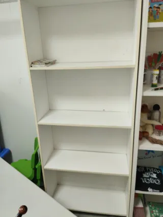 Estantería blanca y beige