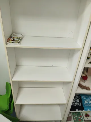 Estantería blanca y beige