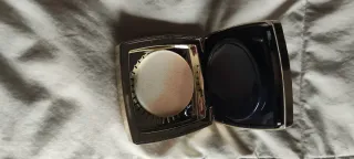 Polvos compactos Estee Lauder negros y dorados