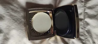 Polvos compactos Estee Lauder negros y dorados