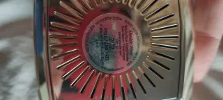 Polvos compactos Estee Lauder negros y dorados